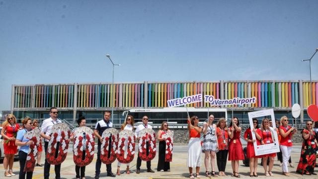 Кацна пътник номер 1000 001 на летище Варна (СНИМКИ)