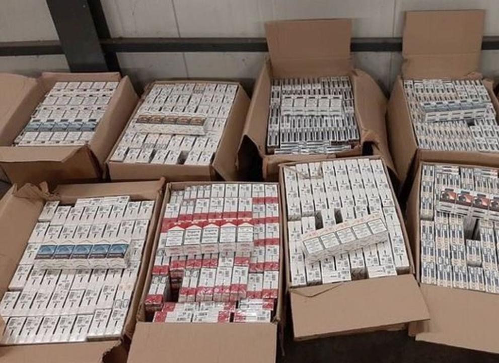 Митнически служители иззеха 5397 контрабандни кутии с цигари - 107