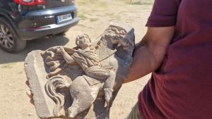 Каменна оброчна плочка на Тракийския конник откриха в античен град