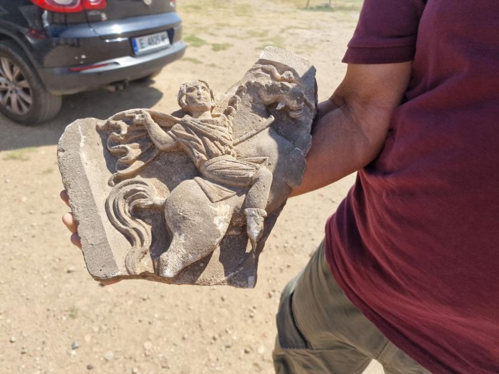 Каменна оброчна плочка на Тракийския конник откриха в античен град