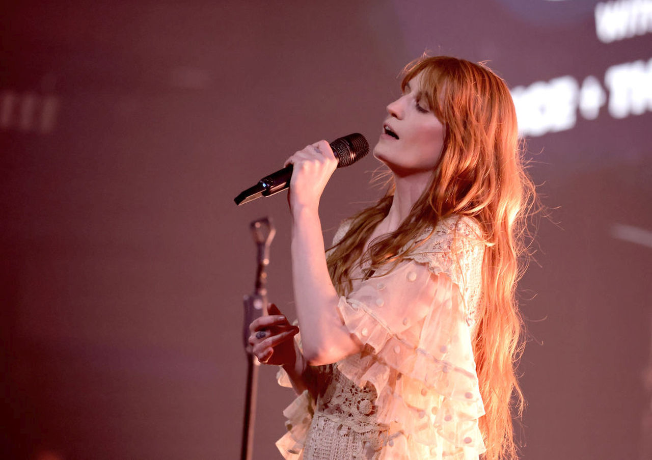 <p><strong>Флорънс Уелч</strong></p>

<p>От 2007 г. насам тя е водеща певица на Florence and the Machine. Флорънс Уелч е една от най-големите женски рок икони на нашето време, в допълнение към това, че определя огромни модни тенденции. харизматичната певица и нейната група разпродават концерти по целия свят.</p>

<p>&nbsp;</p>