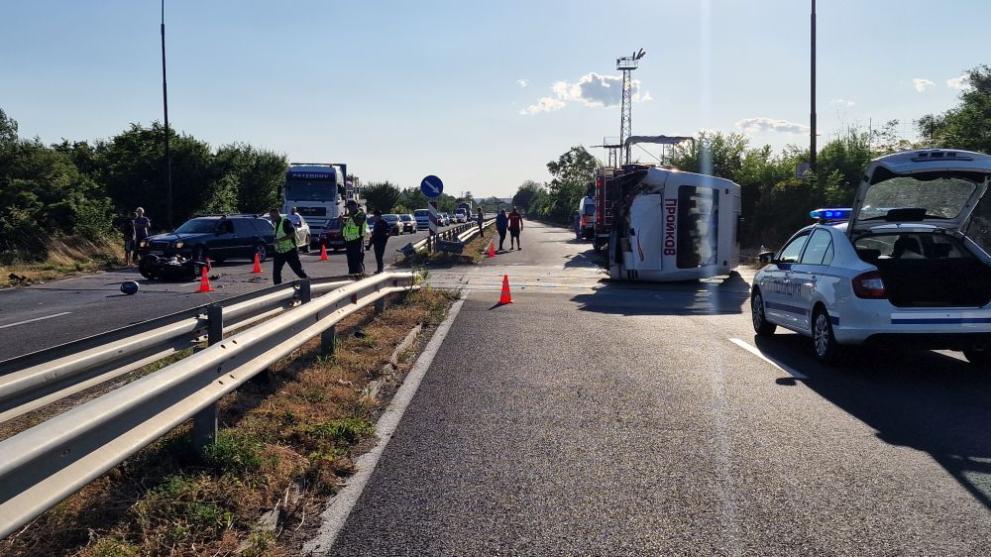 Тежка катастрофа между микробус и мотор на Околовръстния път на