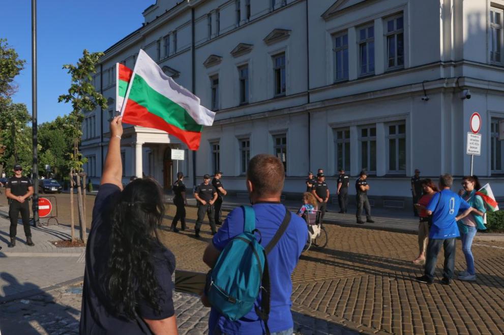 Граждани протестират пред сградата на Народното събрание с българско знаме
