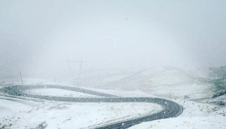 сняг - ИЗРЕДИХА СЕ ВСИЧКИ СЕЗОНИ: След горещините, пожарите, дъждовете и ураганните бури, в Италия заваля и сняг (ВИДЕО)