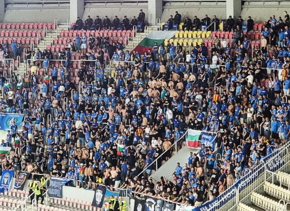 Феновете на българския клуб Левски, които бяха арестувани от македонската