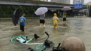 Тайфунът Доксури връхлетя Източен Китай Общественият транспорт включитебно автобусите и