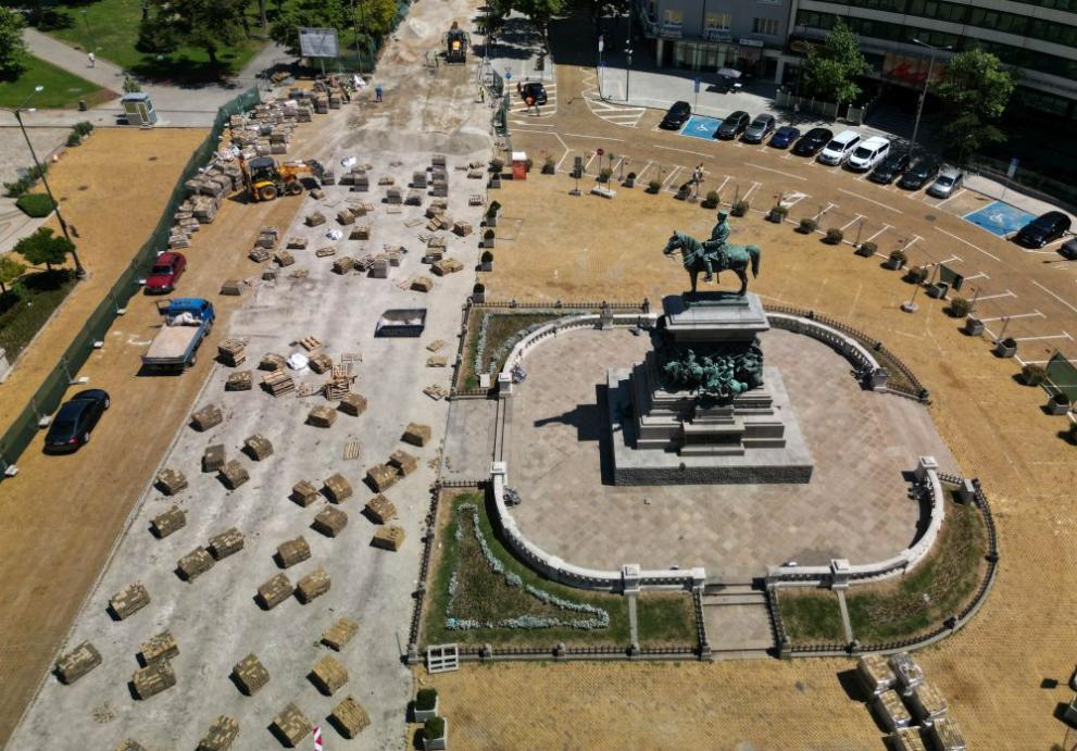 С пълна сила тече пренареждането на жълтите павета в центъра