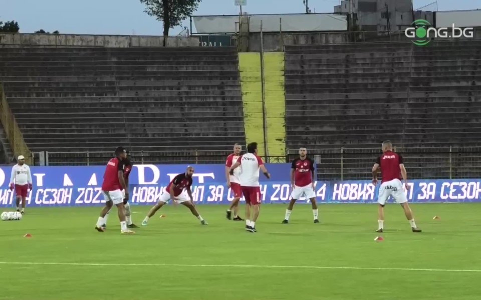 Левски и Локомотив София загряват усилено преди сблъсъка помежду си