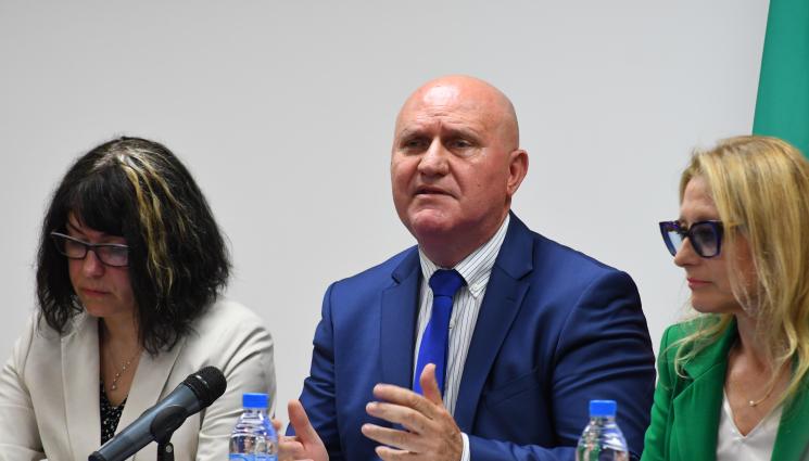 Галин Цоков - ПРЕДИ ПЪРВИЯ ЗВЪНЕЦ: Министърът на образованието свиква среща