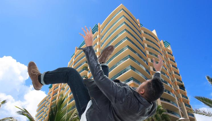 хотел паднал тераса - МИСТЕРИОЗЕН ИНЦИДЕНТ: Мъж падна от висок етаж на хотел в Смолянско