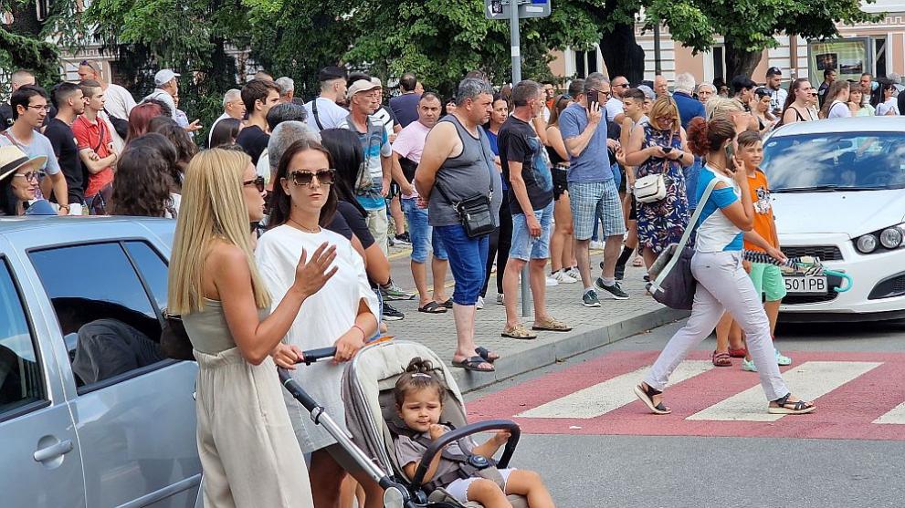 В над 20 града на страната започнаха мирни протести в
