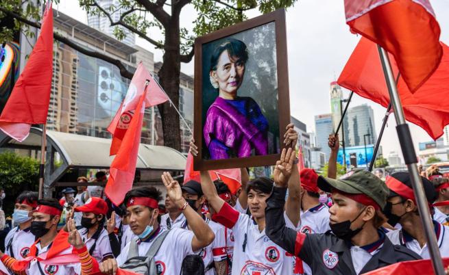 Амнистия по време на пости: Помилваха бившата лидерка на Мианмар по пет обвинения