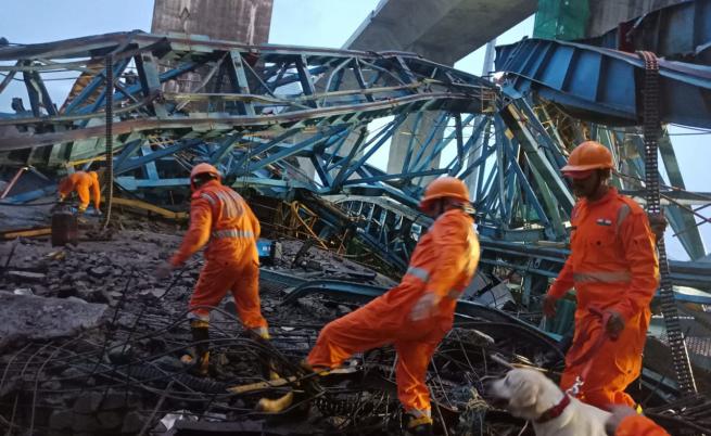 Седемнайсет души загинаха при рухване на строителен кран в Индия