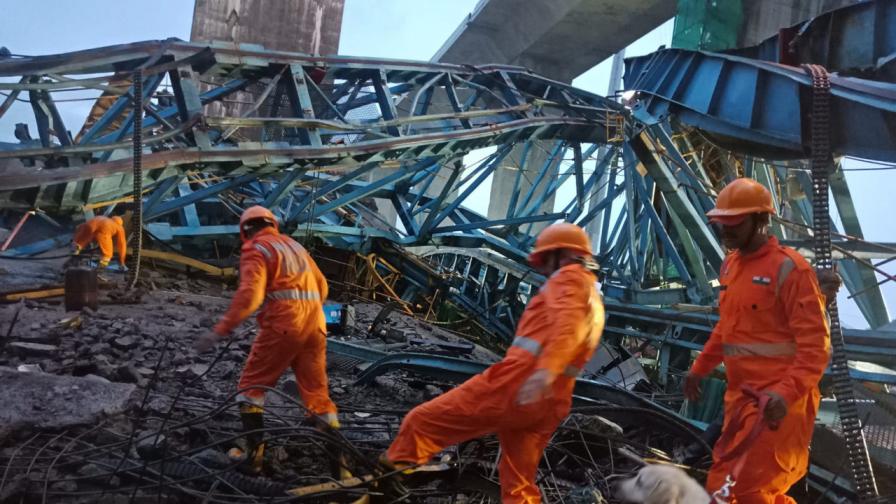 Седемнайсет души загинаха при рухване на строителен кран в Индия
