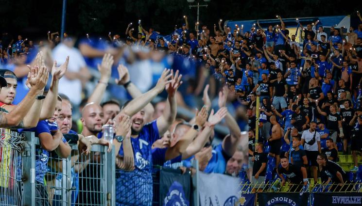 Левски публика фенове - Липсата на европейски вечери свали цената на картите в Левски (ВИДЕО)
