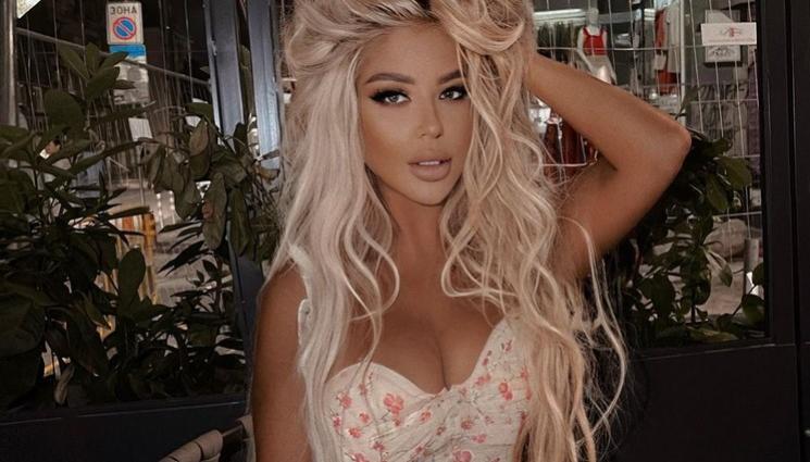 Андреа Теодора Андреева - НЕ СЕ СПИРА ПРЕД НИЩО: Навън е под 0°, а Андреа остана без дрехи! (СНИМКА)