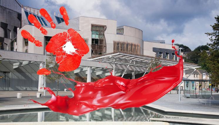 a - МАЗАЛО: Екоактивисти се разбесняха, заляха с червена боя входа на шотландския парламент (ВИДЕО)