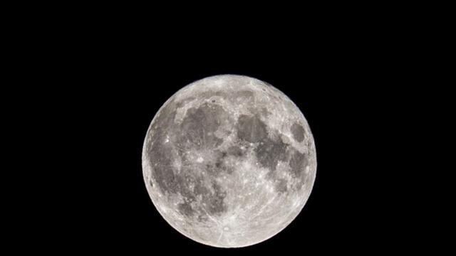 Парче от Луната обикаля около Земята