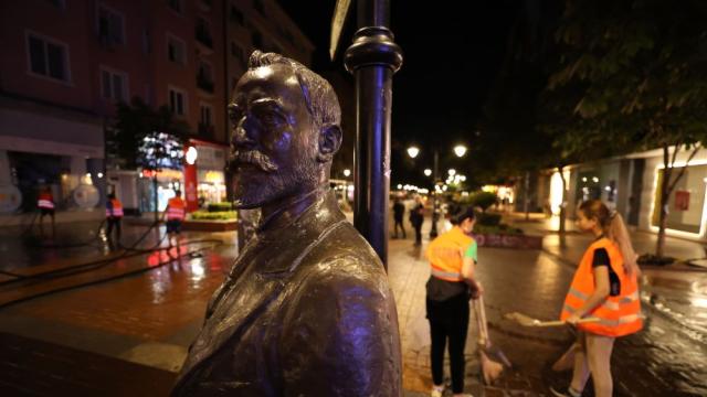 Среднощна хигиена: Измиха пешеходната част на „Витошка” (СНИМКИ)