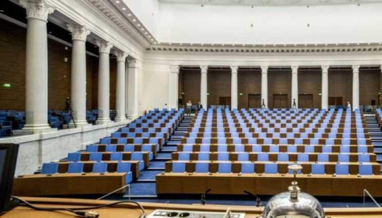 парламент - ФЕНОМЕНЪТ МАРИЯ НИКОЛАЕВА: Пак шест партии във властта!