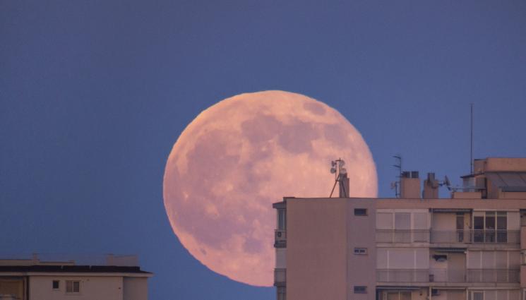 луна - Гледаме две суперлуни и една микро през август