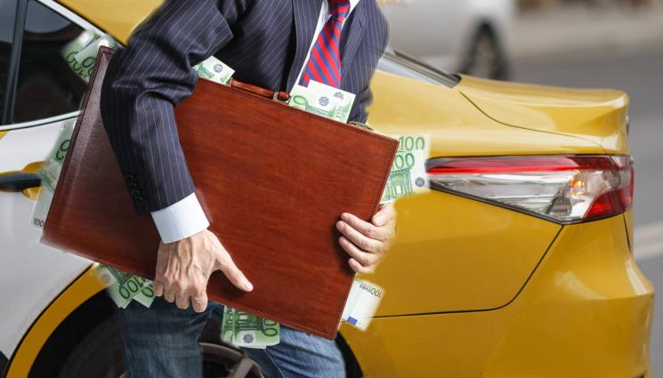 такси чанта пари - ТАКА СЕ ПРАВИ! Бакшиш върна на клиент чанта, натъпкана с 40 000 евро