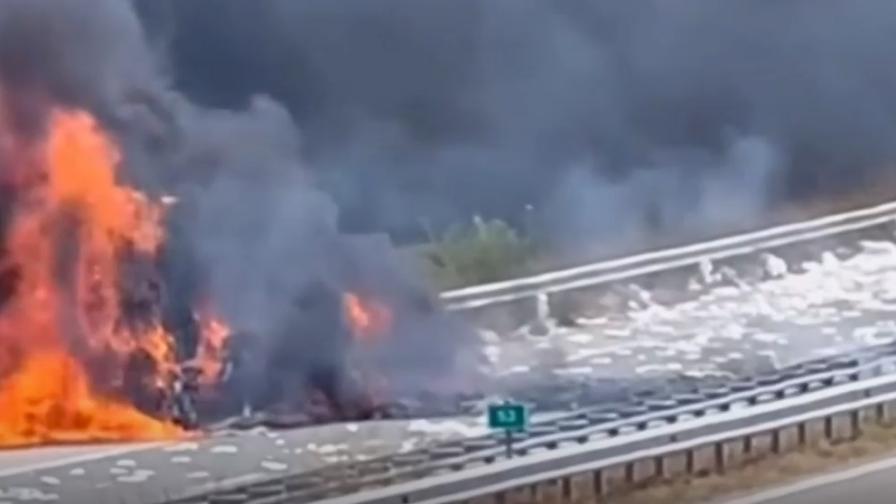 Тир пламна на АМ "Марица", опасност от ток по мантинела след скъсан далекопровод