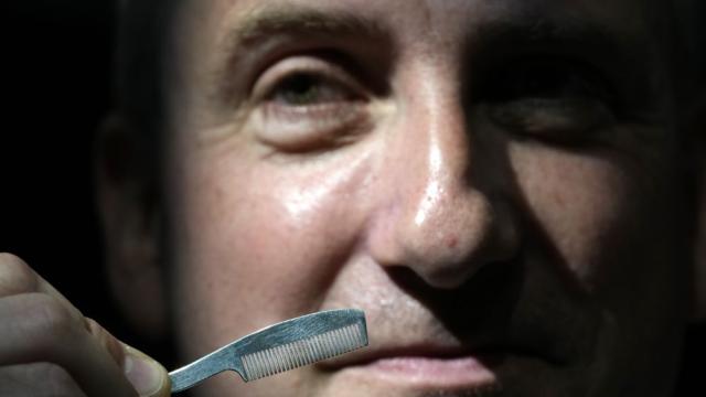 Продават на търг гребенчето, с което Фреди Меркюри е сресвал прословутия си мустак