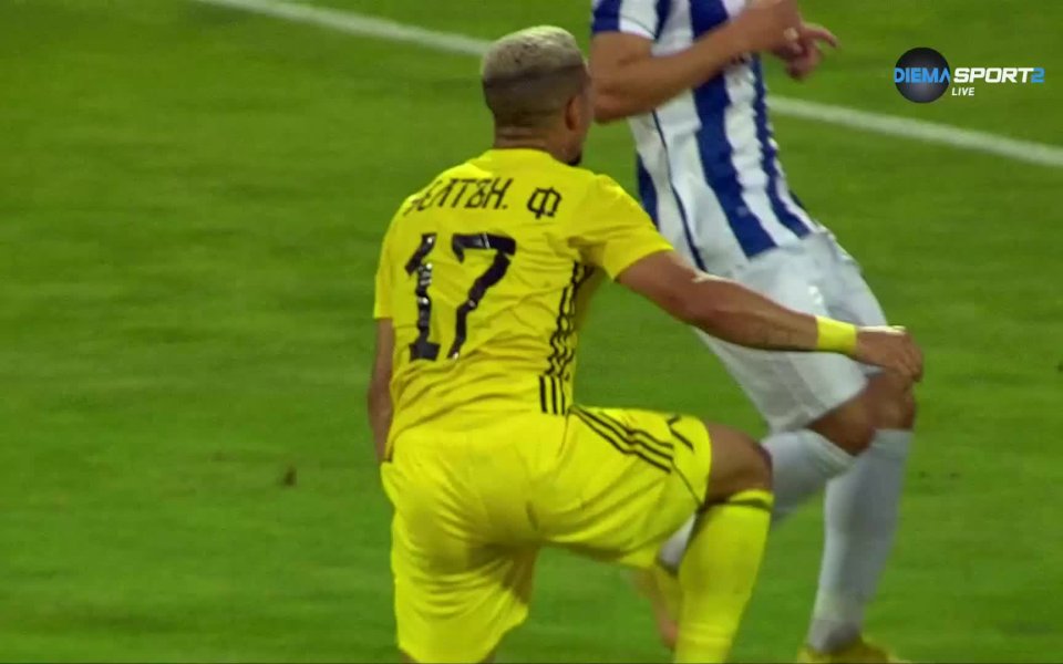 Малко преди почивката Уелтън взриви трибуните с нестандартен финт край