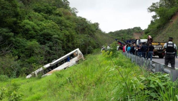 автобус - ТРАГЕДИЯ: Туристически автобус падна в 40-метрова пропаст