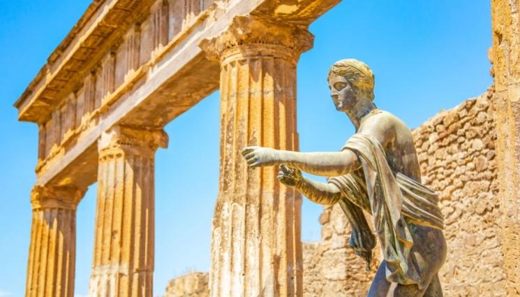 статуя - ВАНДАЛЩИНА: Туристи потрошиха статуя на 150 г. в Италия (ВИДЕО)