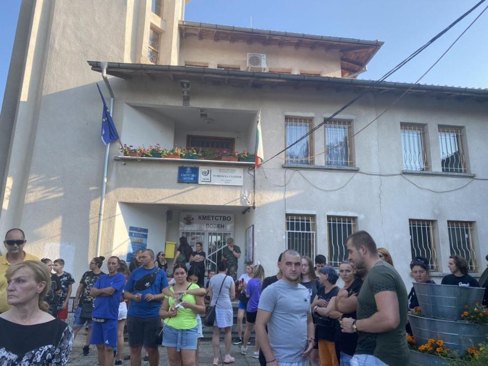 Протест пред кметството на Лозен след двойното убийство, предава .