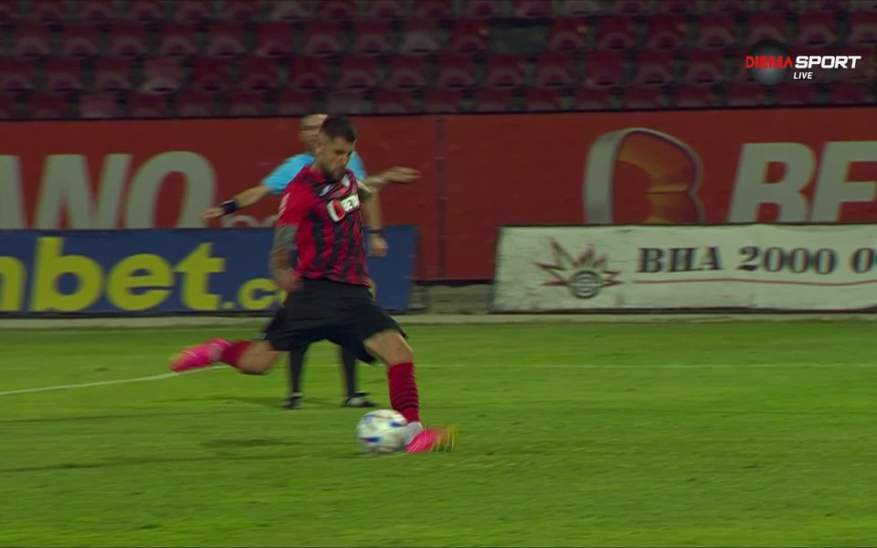 Отборът на Локомотив София води с 1:0 на Пирин след