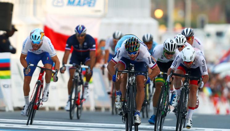 колоездене - Протестиращи прекъснаха общия старт за мъже от световното по колоездене