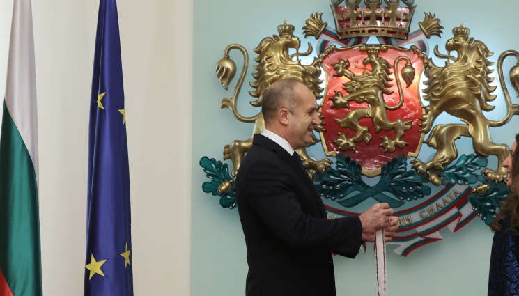 Румен Радев Херо Мустафа - ИНФЛАЦИЯТА ИМ НАПОМПА ЦЕНИТЕ: „Дондуков“ 2 дава 84 000  лева за ордени