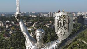 Сърпът и чукът от паметника Майка Украйна в Киев една