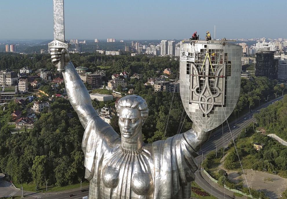 Сърпът и чукът от паметника Майка Украйна“ в Киев, една