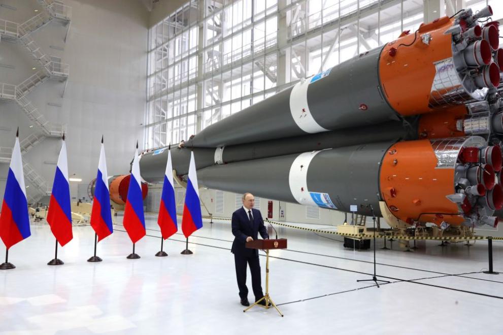 Владимир Путин в цех за сглобяване на рекети на космодрума "Восточний"