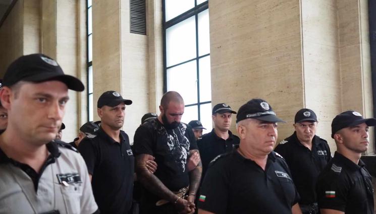 Чавдар - ЗАРАДИ ДВОЙНОТО УБИЙСТВО: Чавдар Бояджиев остава в ареста