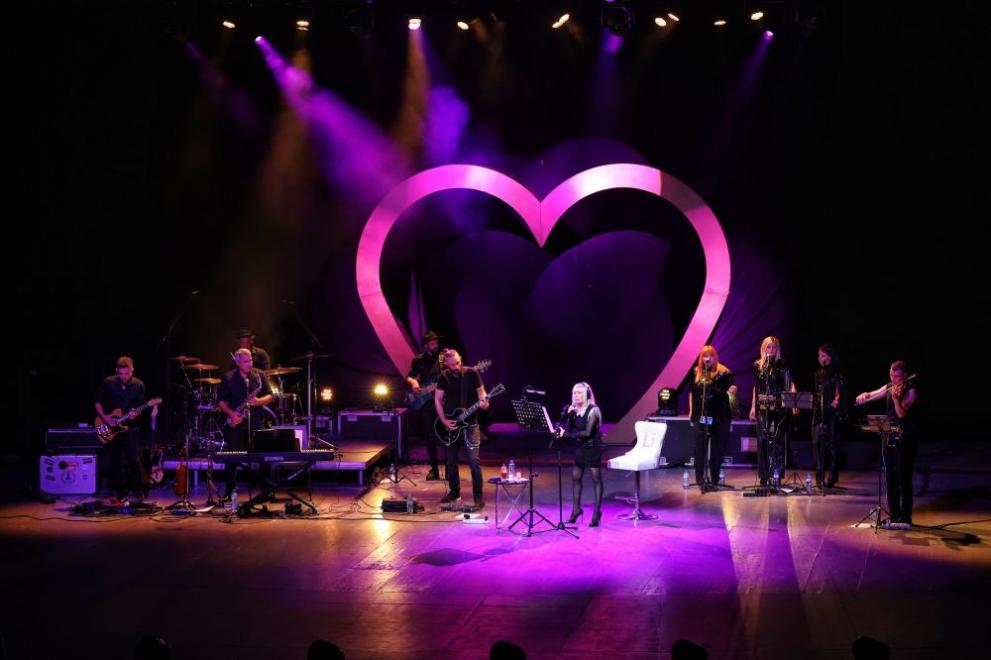 Публиката в Бургас посрещна и изпрати Лили Иванова на крака