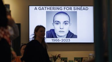 Хиляди фенове се събраха на погребението на Sinéad O’Connor в Ирландия