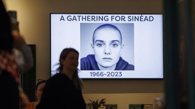 Хиляди фенове се събраха на погребението на Sinéad O’Connor в Ирландия