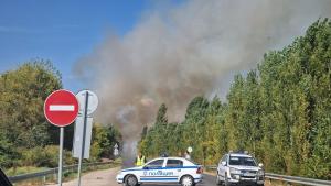 Няколко екипа се борят с голям пожар край петричкото село Кърналово По
