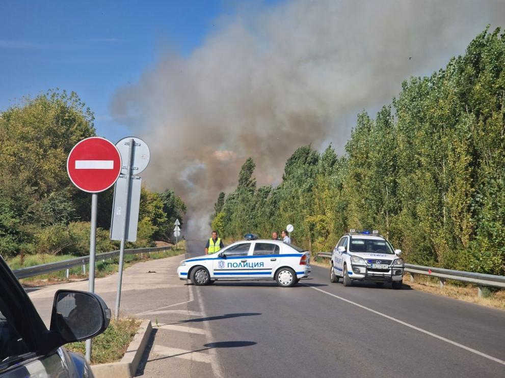 Няколко екипа се борят с голям пожар край петричкото село Кърналово.По