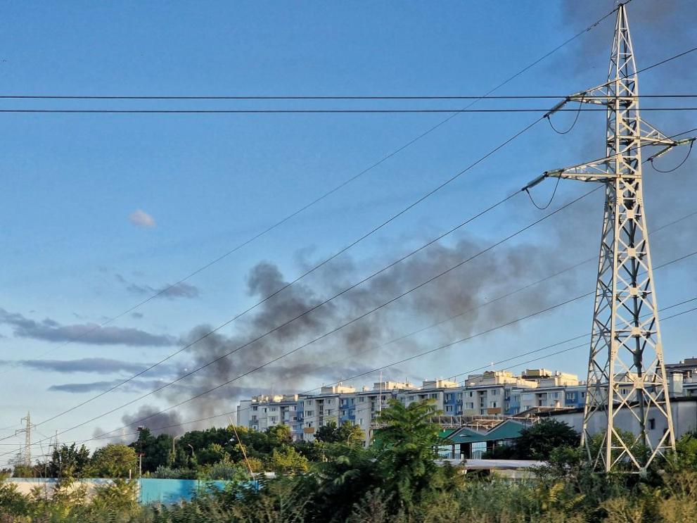 Облак от черен дим и задушлива миризма над бургаския квартал