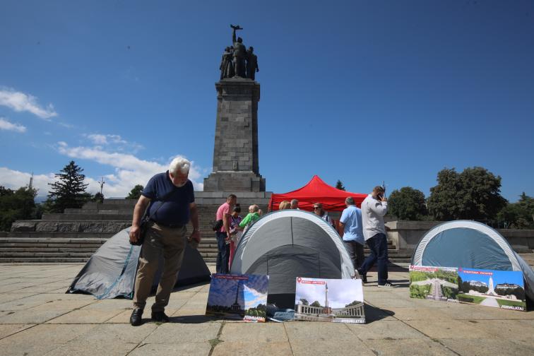 Левицата с палатков лагер срещу премахването на Паметника на Съветската
