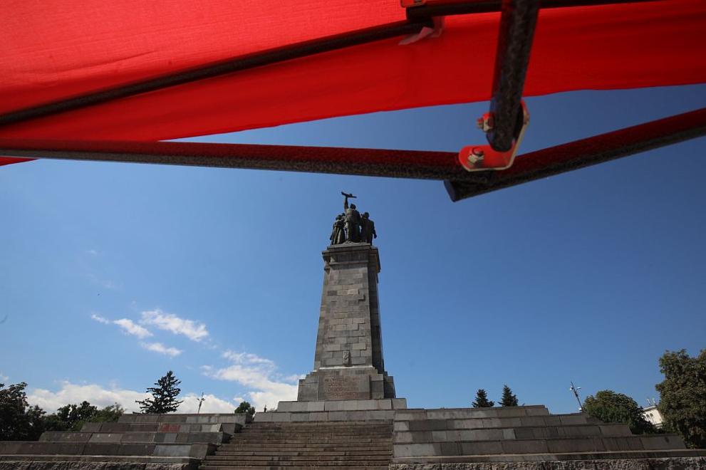 Обезопасяването на Паметника на Съветската армия включва изграждането на ограда