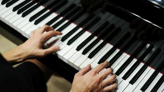 Да свириш сред куршумите в Сирия: Трогателната история на пианиста Айхам Ахмад