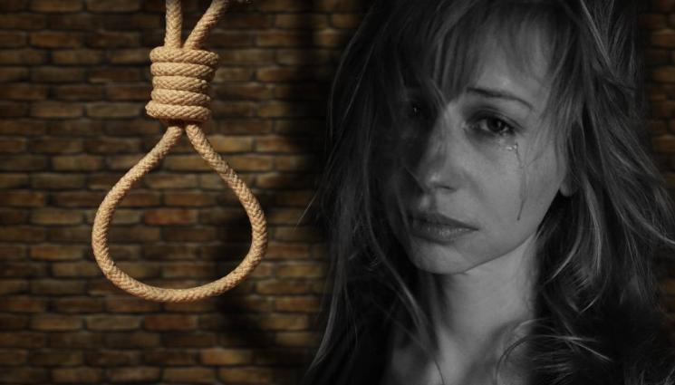 бесило - ТРАГЕДИЯ! Млада жена увисна на бесило, краката й - счупени! (СНИМКА)