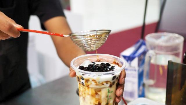 Манията за Bubble Tea: Как една напитка стана култов символ на младежката култура
